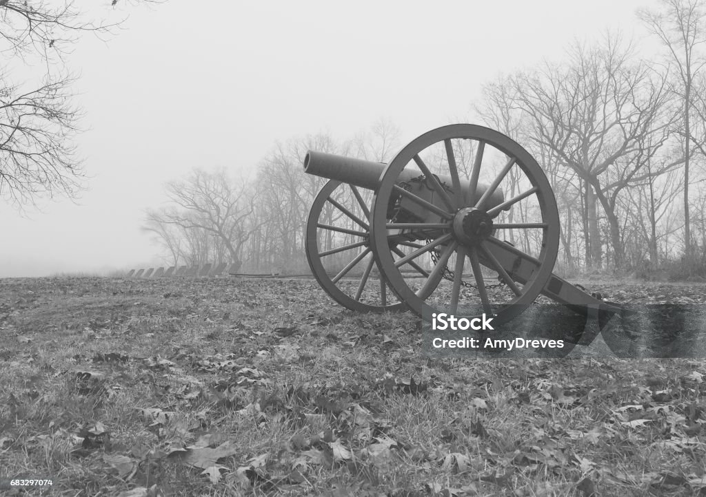 Single cannon on Gettysburg Battlefield Single cannon on Gettysburg Battlefield in black and white, with farmland, trees and field in background. American Civil War Stock Photo