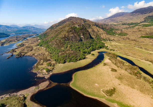 épica vista aérea parque nacional de killarney en el anillo de kerry, condado de kerry, irlanda. hermosa antena panorámica de un paisaje natural paisaje irlandés. - lakes of killarney fotografías e imágenes de stock