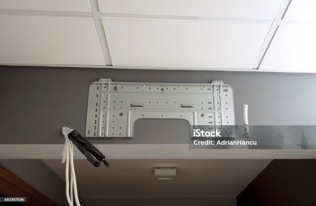 De installatie van de airconditioner op een bureau of huismuur - Royalty-free Airconditioning Stockfoto