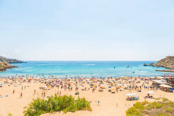 baia dorata spiaggia di ghajn tuffieha a malta - golden bay foto e immagini stock