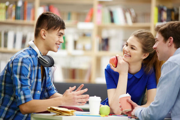 rozmowa na przerwie obiadowej - apple eating healthy eating friendship zdjęcia i obrazy z banku zdjęć