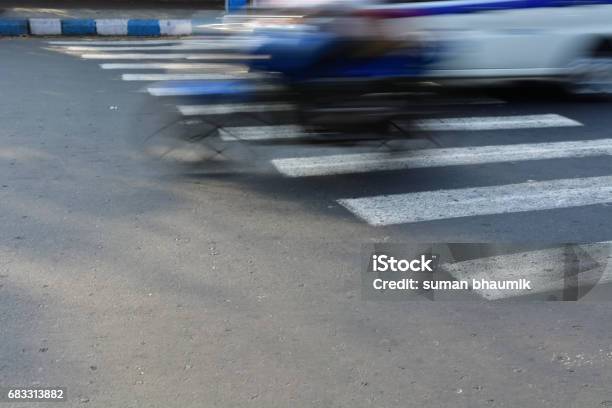 Attraversamento Della Bicicletta - Fotografie stock e altre immagini di Affari finanza e industria - Affari finanza e industria, Ambientazione esterna, Attività fisica