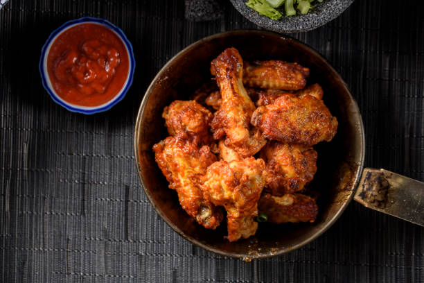 핫 닭고기 윙즈 - wing spicy chicken wings sauces chicken 뉴스 사진 이미지