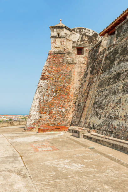 castillo san felipe de barajas una fortaleza icónica en cartagena, colombia. - castillo de san felipe de barajas fotografías e imágenes de stock