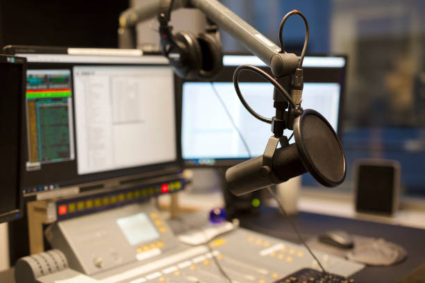 mikrofon modernes radio sender rundfunkstudio - radiomoderator stock-fotos und bilder