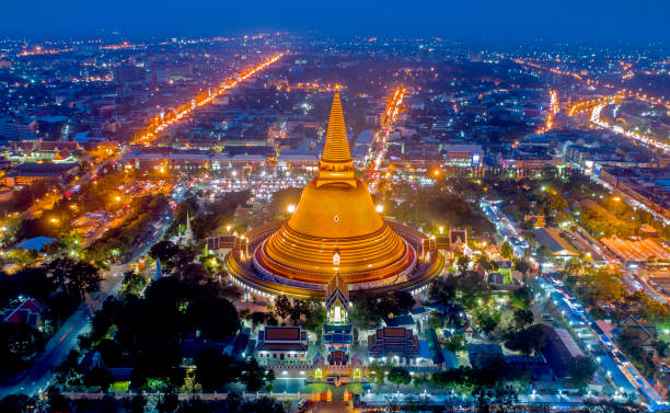 대형 황금 탑 태국 - bangkok thailand temple skyline 뉴스 사진 이미지