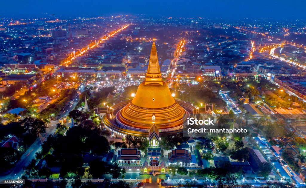 Stora gyllene pagod Thailand - Royaltyfri Bangkok Bildbanksbilder