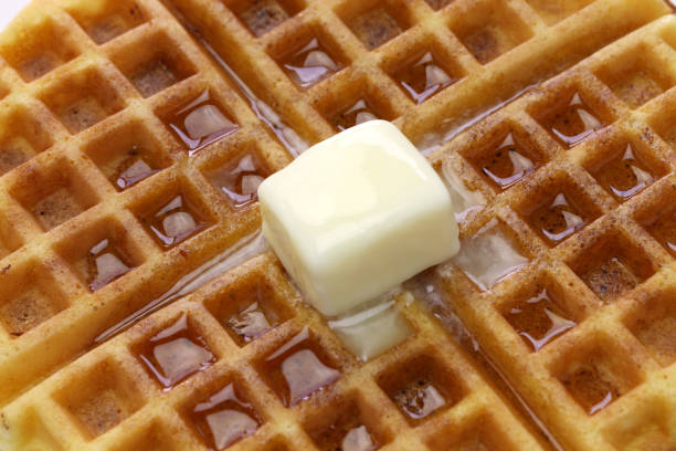 버터로 만든 미국 라운드 와플 - waffle syrup pouring breakfast 뉴스 사진 이미지