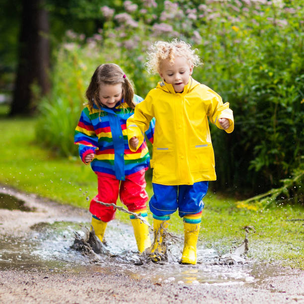가을 비와 웅덩이에 아이 들 놀이 - puddle rain child splashing 뉴스 사진 이미지