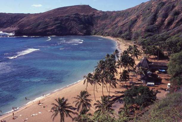 hanauma bay i plaża na wyspie oahu hawajów i błękitnej wody raf i fal na skalistym wulkanicznym wybrzeżu - hanauma bay hawaii islands oahu bay zdjęcia i obrazy z banku zdjęć