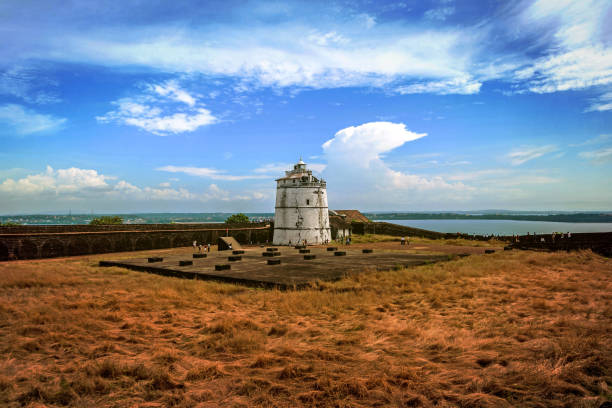 portugiesische fort aguada. goa. candolim. indien. alte festung und im 17. jahrhundert erbaute leuchtturm - goa stock-fotos und bilder