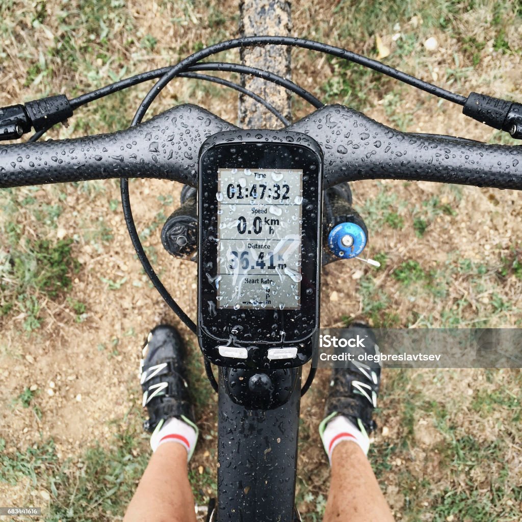 Fahrrad-Computer-Navigator auf Ruß Fahrrad im Regen. Wasserdichte Display und Aktivität Daten auf dem Bildschirm. Moderne Technologie - Lizenzfrei Radfahren Stock-Foto