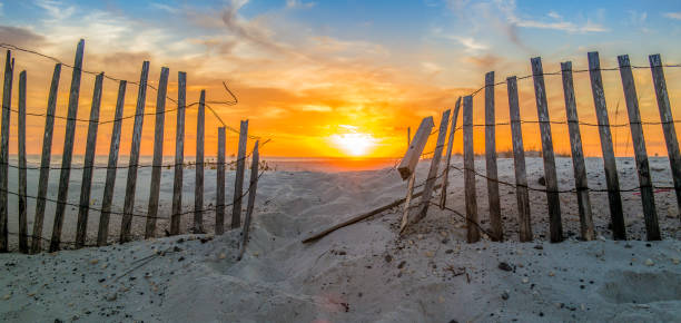 coucher du soleil de plage de pensacola - beach florida atlantic ocean wave photos et images de collection