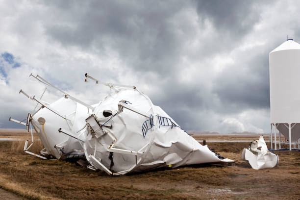 due bidoni granaio demoliti nella tempesta del tuono. - storm wheat storm cloud rain foto e immagini stock