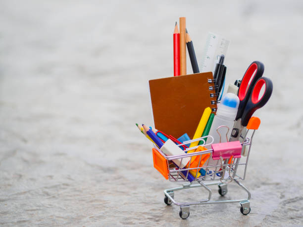 carrito de compras con suministro escolar. concepto de regreso al colegio. - paper clip flash fotografías e imágenes de stock