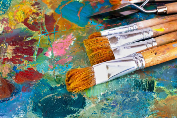 オイル塗料および塗装用ブラシと芸術家のパレット - artists canvas palette paintbrush oil painting ストックフォトと画像