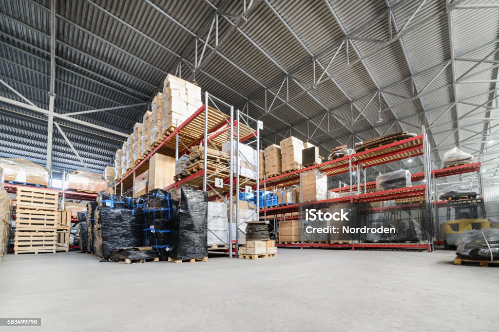 Compagnies de grand hangar entrepôt industriel et logistique - Photo de Entrepôt libre de droits