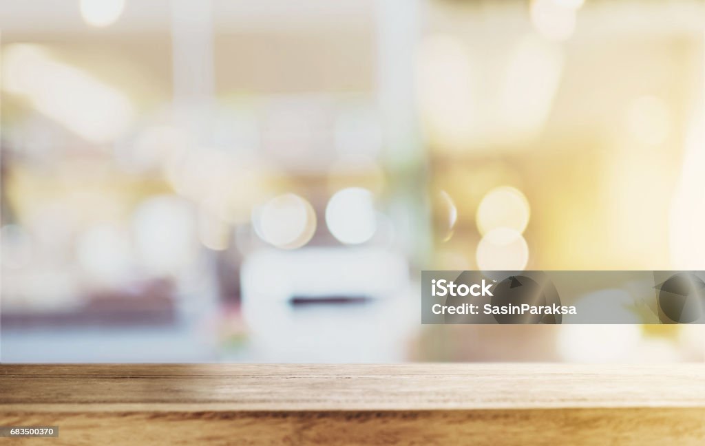 Holztisch mit verschwommenen, defokus-Hintergründen - Lizenzfrei Fokus auf den Vordergrund Stock-Foto