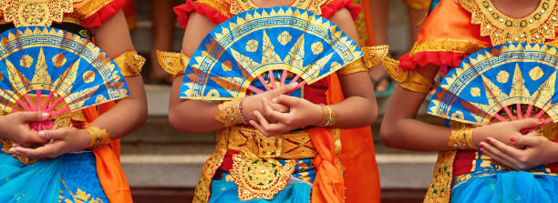 donne danzatrici balinesi nel sarong tradizionale - danza del legong immagine foto e immagini stock