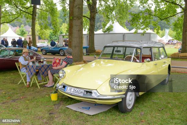 Citroen Ds Break Station Wagon Con Persone Che Fanno Un Picnic - Fotografie stock e altre immagini di Picnic