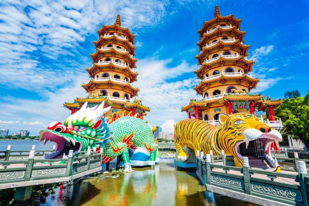 高雄、台湾ドラゴン、タイガーパゴダ、ロータス池。 - 台湾 ストックフォトと画像