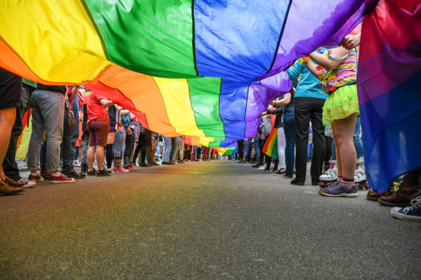 Unter einer LGBT Pride Flagge, aufgenommen bei der Exeter Pride Parade, öffentliche Veranstaltung.