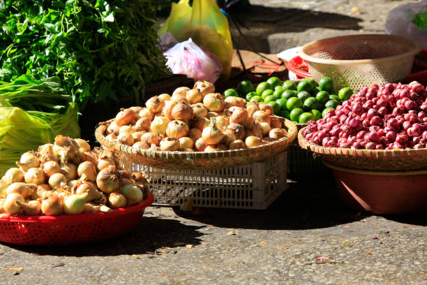 달랏, 베트남에 현지 거리 시장에 판매 하는 신선한 야채 - lime market vietnam fruit 뉴스 사진 이미지