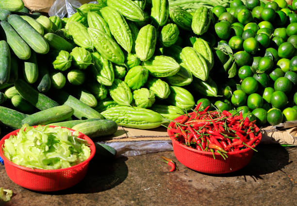 달랏, 베트남에 현지 거리 시장에 판매 하는 신선한 야채 - lime market vietnam fruit 뉴스 사진 이미지