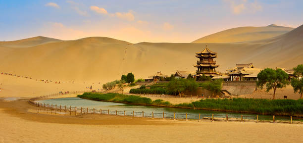 dunhuang crescent moon spring oder yueya spring, gansu, china - gobi desert stock-fotos und bilder