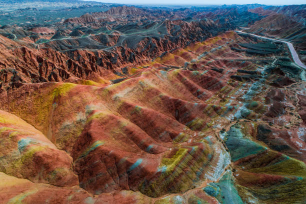 montañas de piedra arenisca del arco iris en geoparque nacional de zhangye - gobi desert fotografías e imágenes de stock