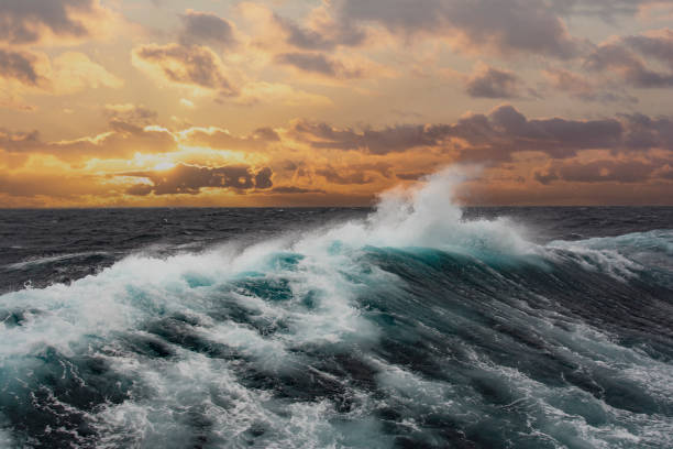 onda do mar no oceano atlântico, durante a tempestade. - northern atlantic - fotografias e filmes do acervo