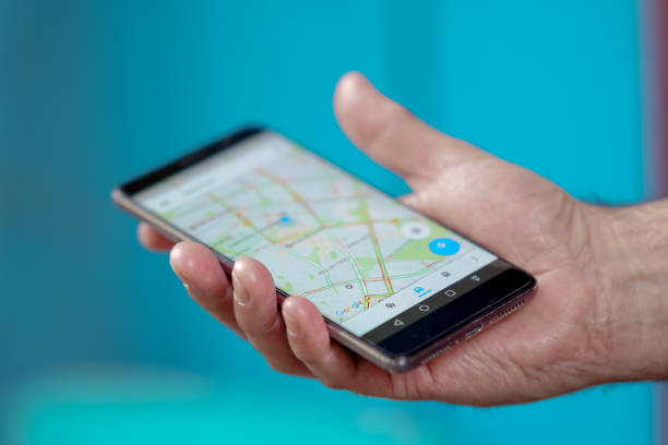 поиск местоположения на картах google с помощью мобильной навигации gps - google stock illustrations