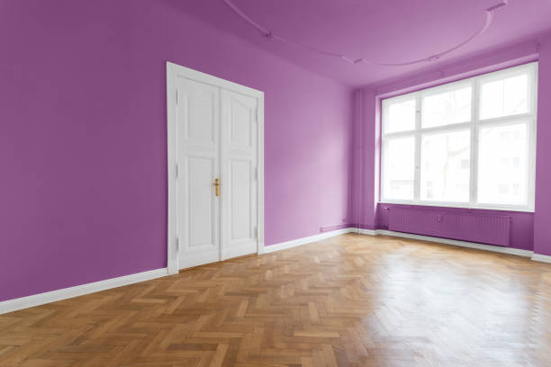 piso de madera de wtith de habitación de paredes violeta - rosa - primed fotografías e imágenes de stock