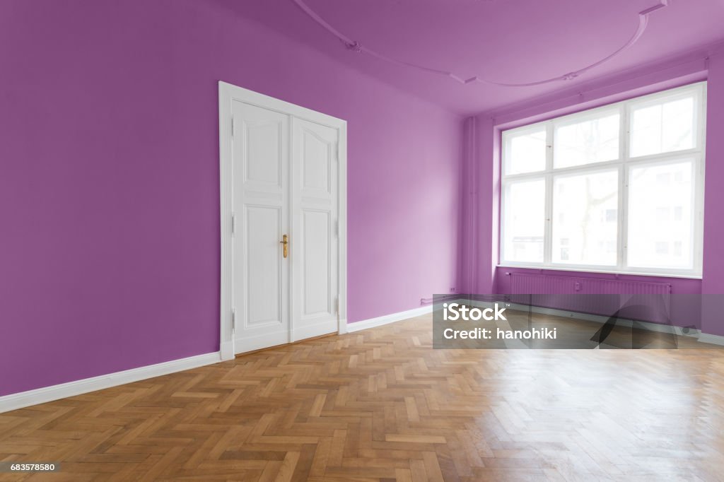 violet walls - pink room wtith wooden floor violet walls, pink room wtith wooden floor Purple Stock Photo