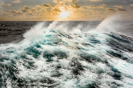 Ola de mar en el Océano Atlántico durante la tormenta. photo
