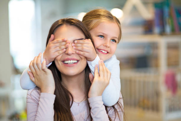 menina feliz cobrir os olhos da mãe - family with one child domestic life caucasian love - fotografias e filmes do acervo