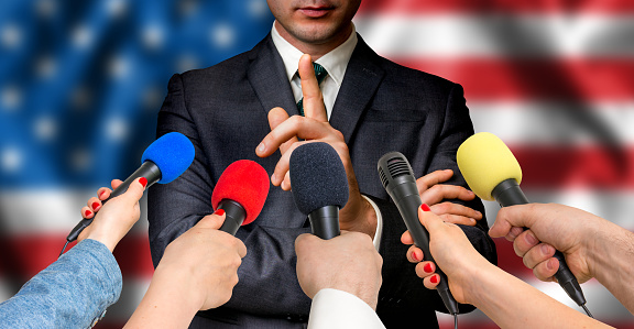 Candidato estadounidense habla con los periodistas - concepto de periodismo photo