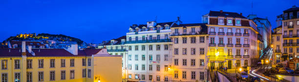 lisbona castelo sao jorge con vista sulle strade illuminate di baixa panorama portogallo - lisbon portugal night people barrio alto foto e immagini stock