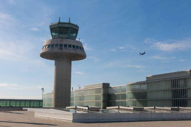 飛行機はスペイン、バルセロナの空港で管制塔の横にあります。 ストックフォト