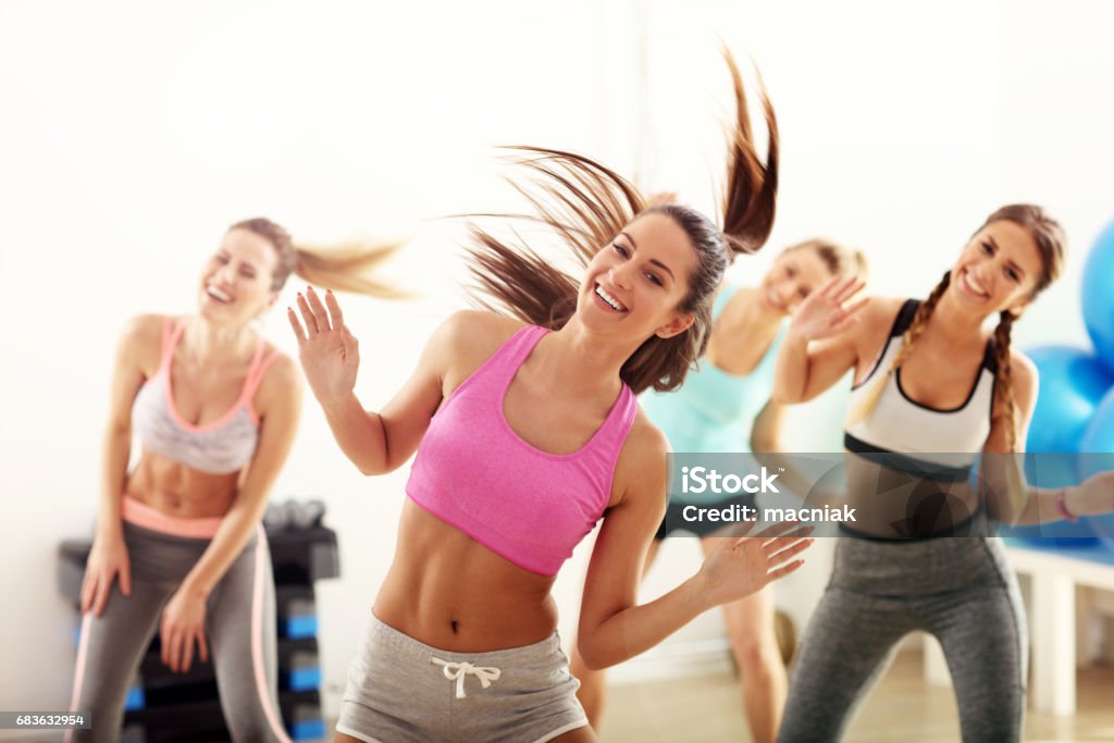Gruppe von fröhlichen Menschen mit Trainer im Fitness-Studio tanzen - Lizenzfrei Zumba Stock-Foto