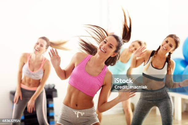 Gruppe Von Fröhlichen Menschen Mit Trainer Im Fitnessstudio Tanzen Stockfoto und mehr Bilder von Zumba