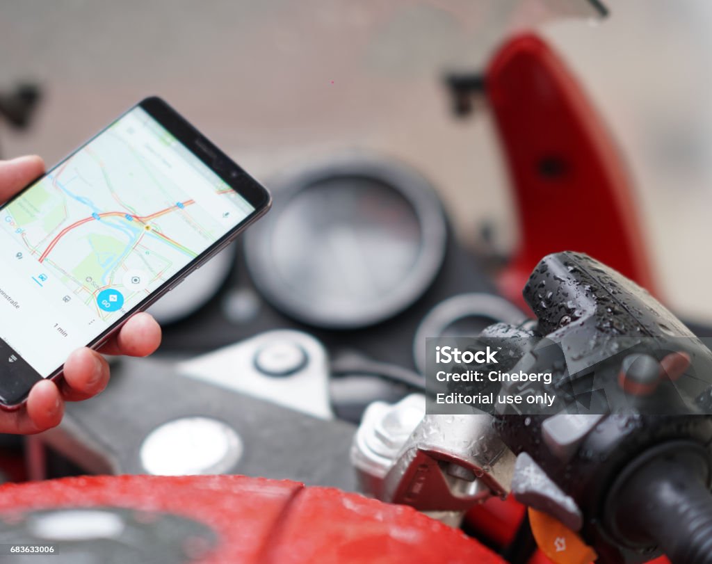 Encontrar una ubicación en mapas con el gps móvil - Foto de stock de Motocicleta libre de derechos
