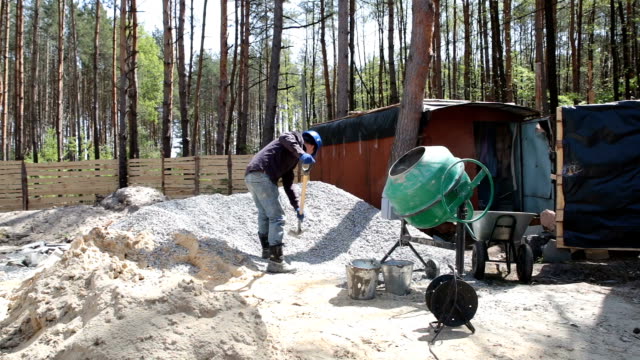 Preparation of concrete in a concrete mixer.