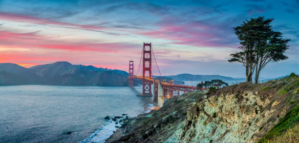 ponte golden gate ao pôr do sol, san francisco, califórnia, eua - beach architecture golden gate bridge night - fotografias e filmes do acervo