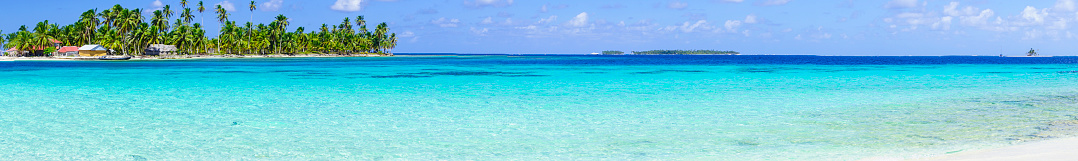 Vista panorámica de isla turística con cabañas en el archipiélago de San Blas en el Caribe ver photo