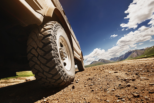 Rueda de coche grande offroad en carretera photo