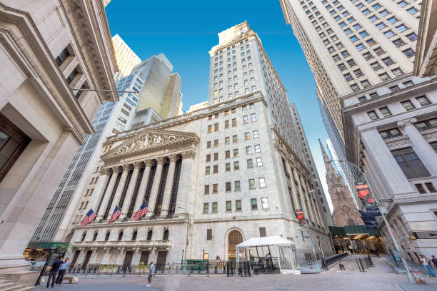 ein blick auf wall street und der new york stock exchange an einem sonnigen tag. - the mall sign washington monument washington dc stock-fotos und bilder