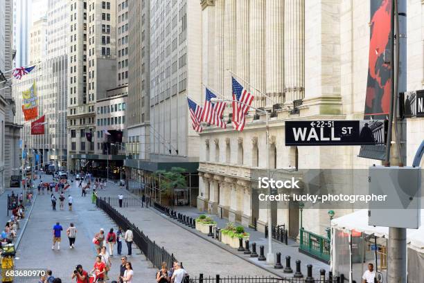 De New York Stock Exchange Op De Wall Street Stockfoto en meer beelden van Effectenbeurs - Effectenbeurs, Stad New York, Aandeel