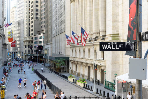 the new york stock exchange on the wall street. - wall street imagens e fotografias de stock