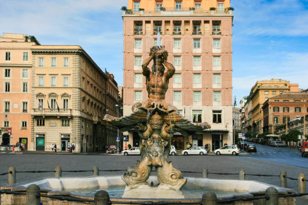 piazza barberini i fontanna trytona przez bernini, rzym, włochy. - barberini zdjęcia i obrazy z banku zdjęć